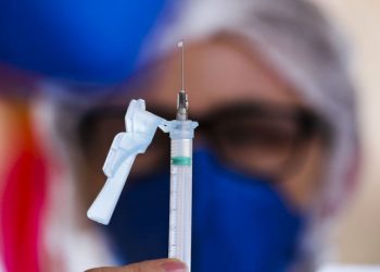 Brasil chega a 80% da população acima de 18 anos com 1ª dose contra a covid