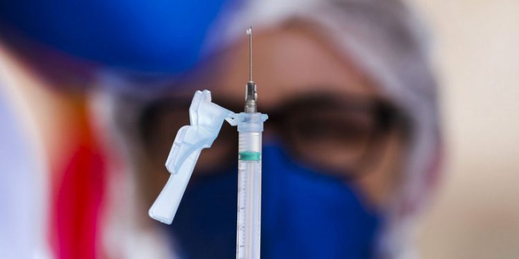 Brasil chega a 80% da população acima de 18 anos com 1ª dose contra a covid