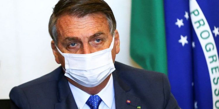 Bolsonaro pede que brasileiros ‘apaguem um ponto de luz em casa’ para economizar