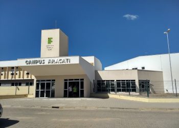 IFCE distribui tablets com alunos em Aracati