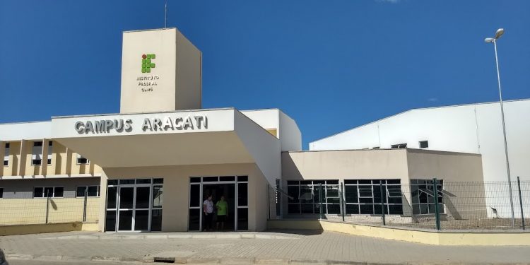 IFCE distribui tablets com alunos em Aracati