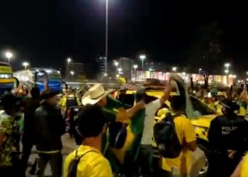 Apoiadores de Bolsonaro furam bloqueio e invadem Esplanada dos Ministérios