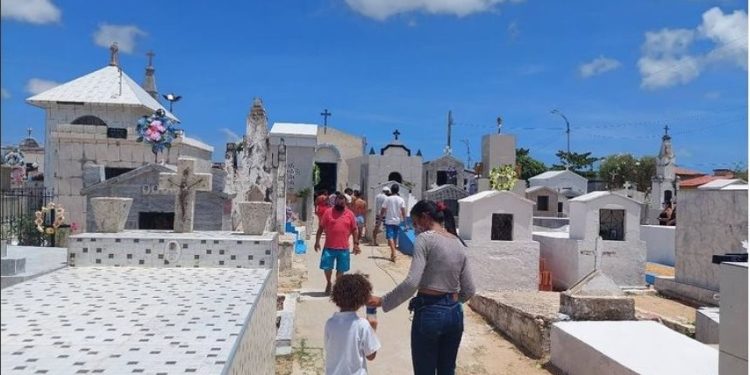 Um ano depois cemitérios voltam a registrar movimento no dia de finados