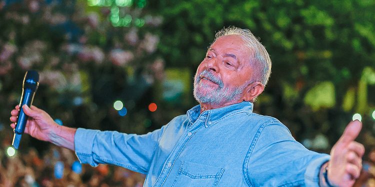 Bolsonaro estagna e Lula sobe mais um ponto em pesquisa Ipec