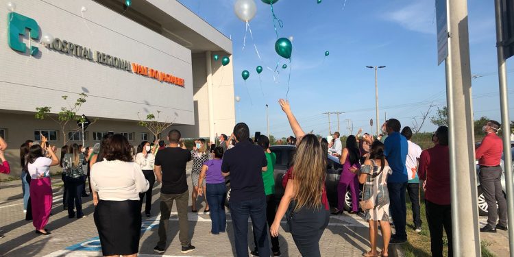 Plantação de Ipê, cápsula do tempo e revoada de balão marcam o primeiro aniversário do HRVJ