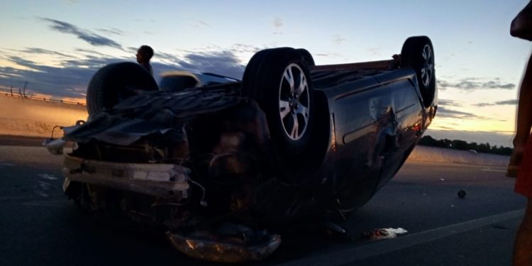 Carro capota várias vezes na ponte JK em Aracati