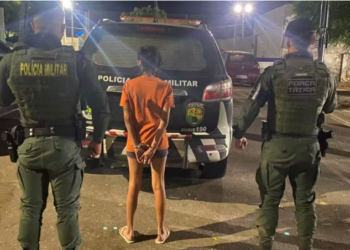 Mulher é presa por tentar matar policial com golpe de gargalo de garrafa no pescoço