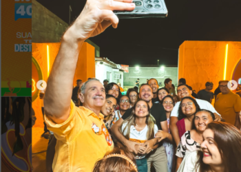 Multidão toma espaço da Praça da Comunicação na inauguração do comitê de Guilherme e Eduardo Bismarck em Aracati