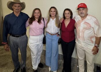 Prefeita Roberta lidera grande caravana de Aracati na convenção que oficializou candidatura de Elmano à reeleição