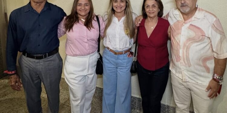 Prefeita Roberta lidera grande caravana de Aracati na convenção que oficializou candidatura de Elmano à reeleição